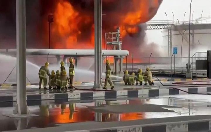 কুয়েতের আন্তর্জাতিক বিমানবন্দরে হামলার পর বিশাল আগুন